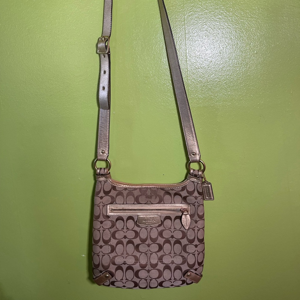 Coach F14689 Signature Swingpack crossbody bag